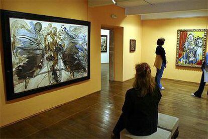 Una sala del Museo de Bellas Artes de Asturias, con <i>Metamorfosis de ángeles en mariposa</i>, de Dalí (izquierda), y <i>Mosquetero</i>..., de Picasso.