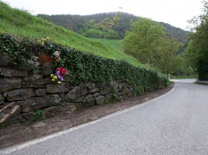 O muro da estrada fora da cidade de La Vega, onde parentes e admiradores reabastecem flores para Juanín.