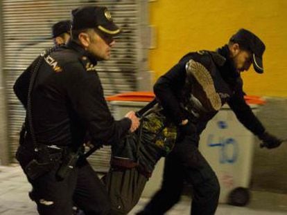 Los agentes afirman que dos actuaciones policiales diferentes fueron interpretadas como una misma lo que desató la ira de los manteros