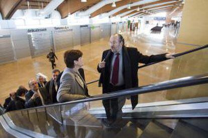 Cruz y Linde en la nueva terminal de pasajeros.