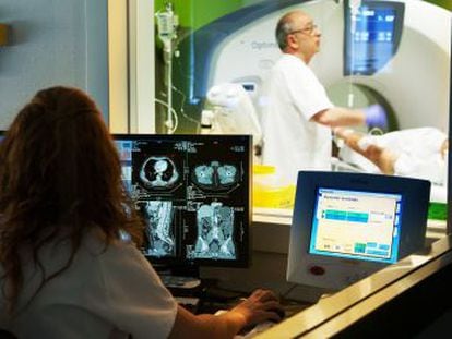 Técnicos realizan una prueba de imagen en un hospital de la ciudad de Alicante.