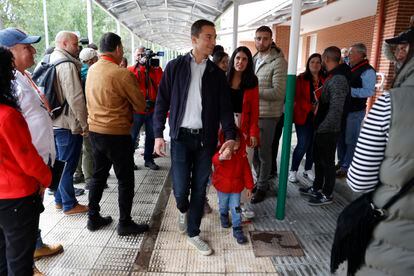 El candidato del PSOE a la Presidencia de Madrid, Juan Lobato a su llegada a su colegio electoral de Chozas de la Sierra en Soto del Real, Madrid, este domingo.
