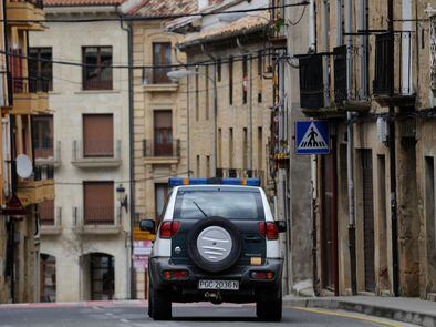 En foto, un coche de la Guardia Civil patrulla por la zona en cuarentena de Haro. En vídeo, las medidas para combatir el coronavirus en la localidad.