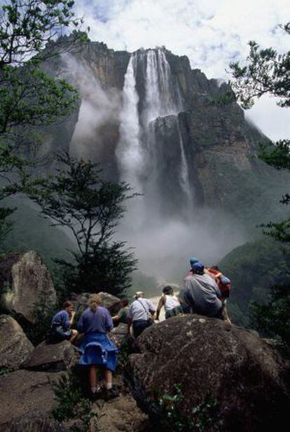 Turistas ante el Salto ÁNgel, en el parque nacional Canaima (Venezuela).