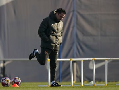 El entrenador del Barcelona, Xavi Hernández, durante la sesión de ayer en la ciudad deportiva Joan Gamper.