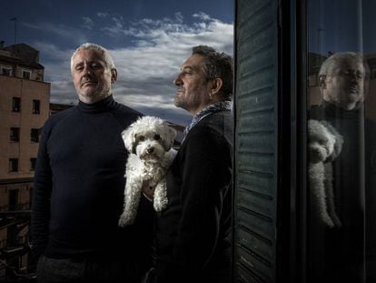 El peluquero de cine Manolo García (derecha) y el director Iñaki Peñafiel, con su perro Nicolás en su casa de Madrid.
