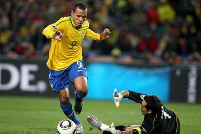 Luis Fabiano salta sobre el portero chileno, Bravo, en la acción del gol del delantero.