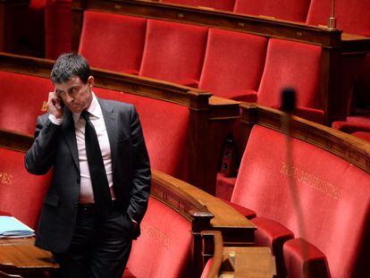 El ministro del Interior franc&eacute;s, Manuel Valls, habla por tel&eacute;fono antes de una sesi&oacute;n de control al Gobierno en la Asamblea, el mi&eacute;rcoles pasado. 