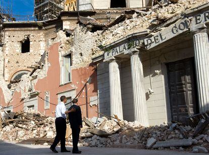 El entonces presidente de Estados Unidos, Barack Obama, y  Berlusconi visitaban la ciudad de L'Aquila, destruida por un terremoto en abril de 2009. Obama se encontraba en Italia con motivo de la cumbre del G-8.