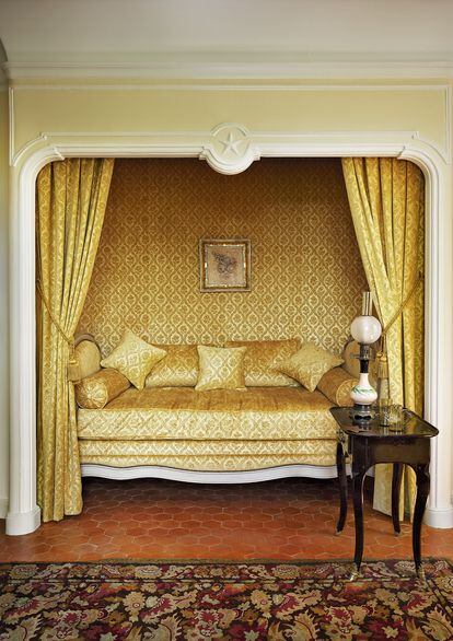 El dormitorio del modisto con muebles estilo siglo XVIII.