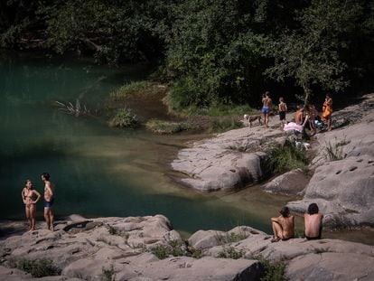 Un grupo de jóvenes en el rio Llobregat a la altura del Pont del Pedret.