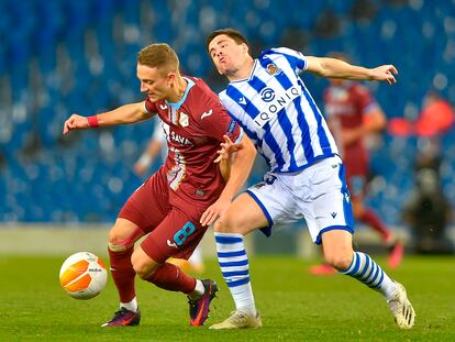 El centrocampista crota del Rijeka Tibor Halilovic protege el balón ante Zubeldia este jueves en Anoeta.