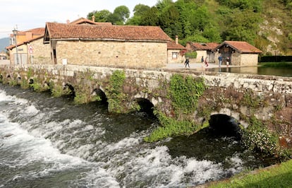 Puente medieval de nueve arcos sobre el río Ruente, en la localidad homónima.