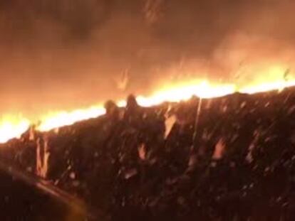 Imágenes grabadas en la madrugada de este lunes de un incendio entre Vendejo y Caloca, en la comarca de Liébana (Cantabria).