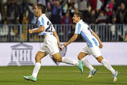 Isco celebra con su compañero Francisco Portillo la consecución del primer gol de su equipo.