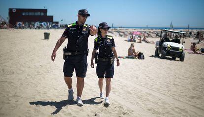 Dos agents de la Guàrdia Urbana de la secció de platges.