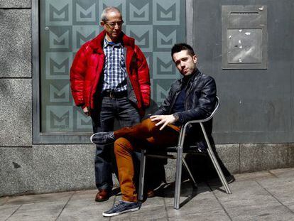 Tom&aacute;s Monreal y su hijo, Rodrigo, en una calle de Madrid.