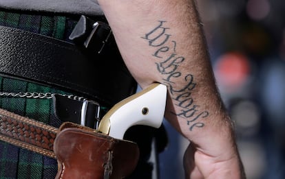Un hombre porta un arma afuera del Capitolio de Austin, Texas, en 2015.