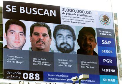 Imagen de una valla en la que se ofrece una recompensa de 2.000.000 millones de pesos-120.000 euros- por informaciones que conduzcan a la captura de los capos de La Familia.