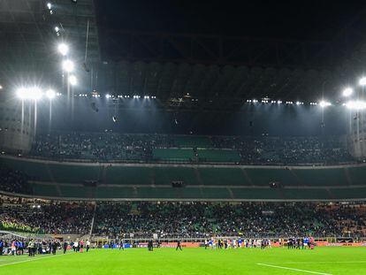 La grada Curva Nord de San Siro, vacía después de que varios seguidores abandonaran el estadio en honor al 'ultra' Vittorio Boiocchi, asesinado el sábado.