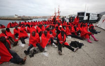 Inmigrantes rescatado en el puerto de Tarifa.