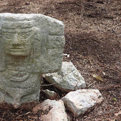 escultura de un atlante en Chichén Viejo