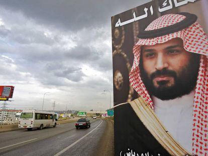 Un cartel en el que figura el pr&iacute;ncipe Mohamed Bin Salman junto a la frase &quot;Que dios nos proteja&quot; en el norte de L&iacute;bano.