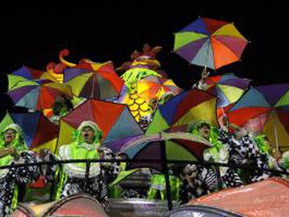 En la imagen, un integrante de la escuela de samba Mocidade Independente de Padre Miguel desfila en el día de desfile en el Sambódromo del carnaval de Río de Janeiro (Brasil). EFE/Archivo