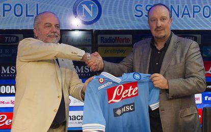 Benítez da la mano a Aurelio De Laurentiis