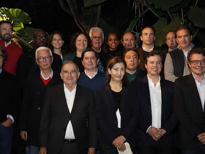 Los miembros de la Coalición Centro Esperanza tras una reunión el domingo en Bogotá, en una imagen tomada de redes sociales.