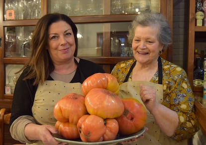 Pepa y Ramona con un plato de tomates que sirven aliñados