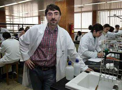 Juan Casado, en el laboratorio de química de la Facultad de Ciencias de la Universidad de Málaga.