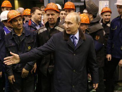 El presidente Vlad&iacute;mir Putin, ayer junto a trabajadores de una f&aacute;brica en Tver (oeste de Rusia).