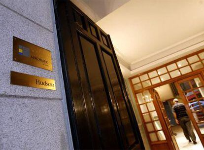 Acceso a las oficinas del banco Merchbanc en la calle de Serrano de Madrid.