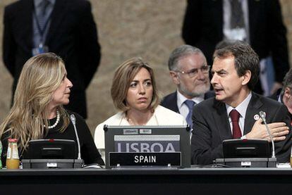 El presidente del Gobierno, José Luis Rodríguez Zapatero, y las ministras de Exteriores, Trinidad Jiménez, y Defensa, Carme Chacón (centro).