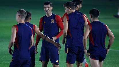 Morata (centro) junto a varios jugadores de la selección española durante el último entrenamiento, el miércoles en Doha.