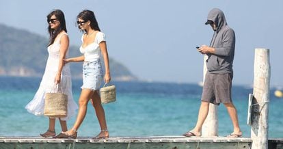 Leonardo DiCaprio y Camila Morrone con su madre Lucila en St. Tropez, el 29 de julio.