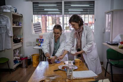 Dos médicas desayunan mientras se mantienen encerradas en la Asociacion Vecinal de Manoteras, Madrid.

