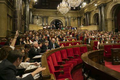 Momento de una votación en el Parlament.