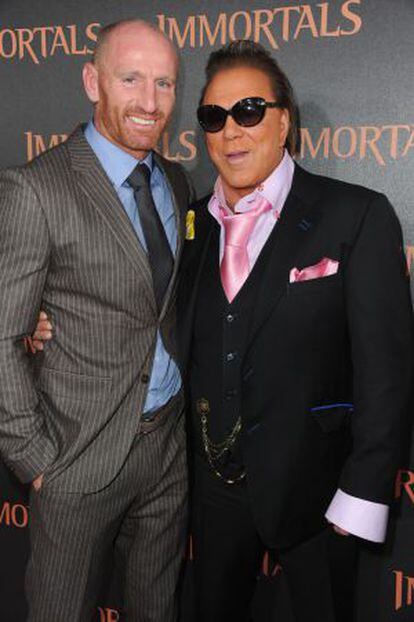 Gareth Thomas y Mickey Rourke, quien quiere rodar una película sobre la vida del deportista. Están en el estreno de 'Immortals' (2011), en Los Ángeles.