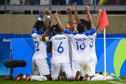 Los jugadores de Honduras celebran el gol de la victoria