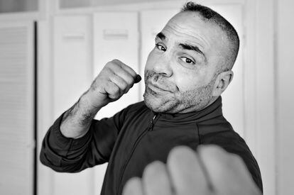 Jamad Alkaed, sirio, es el entrenador en las clases de boxeo del Victoria Social Center. Llegó a Atenas como refugiado. Antes de la guerra era campeón profesional de boxeo en su país.