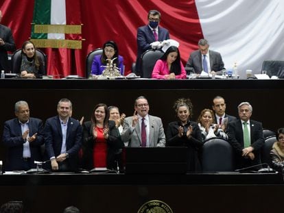 Diputados de varios partidos, durante la presentación de la reforma, este jueves en la Cámara de Diputados.
