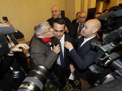 El líder de 5 Estrellas, Luigi Di Maio, besado por un periodista en la rueda de prensa de este lunes sobre los resultados de las elecciones. (AP/Andrew Medichini)