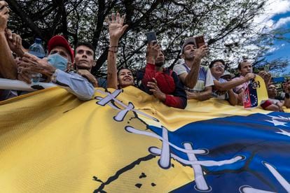 Cientos de habitantes de la frontera acudieron al acto.