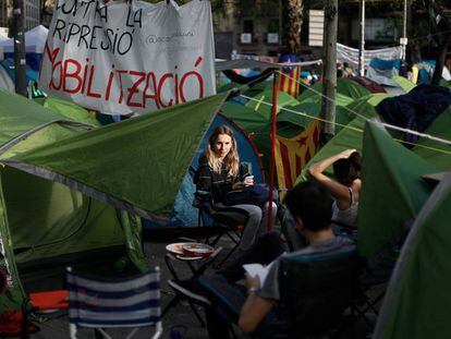 Joves acampats a plaça Universitat, aquest dissabte.