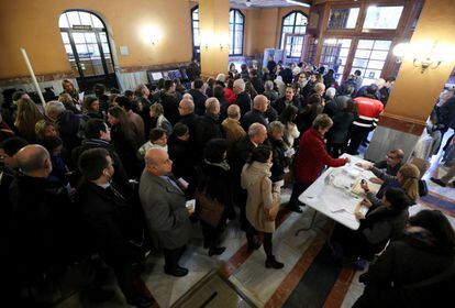En Barcelona se han formado largas colas en la apertura de los colegios electorales