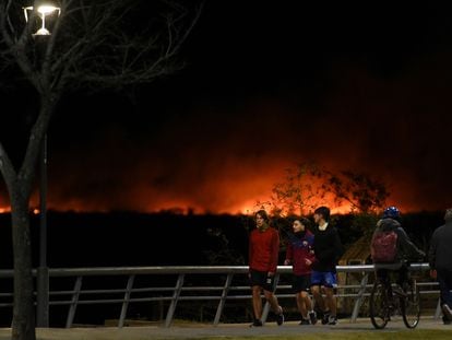 Los incendios de las islas del delta del Paraná, visibles desde la costanera de Rosario.