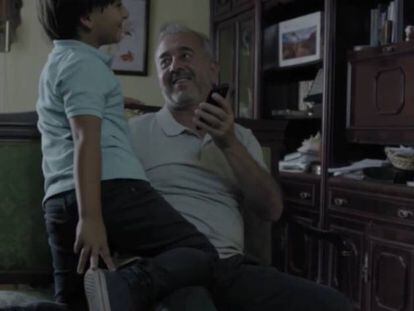 Ossamah y su hijo Zaid, en un momento del documental.