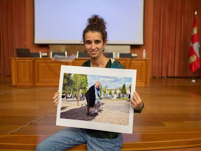 La fotógrafa Marina Escudero sujeta una imagen de Esperanza Pérez, pala en mano y cavando en un cementerio.